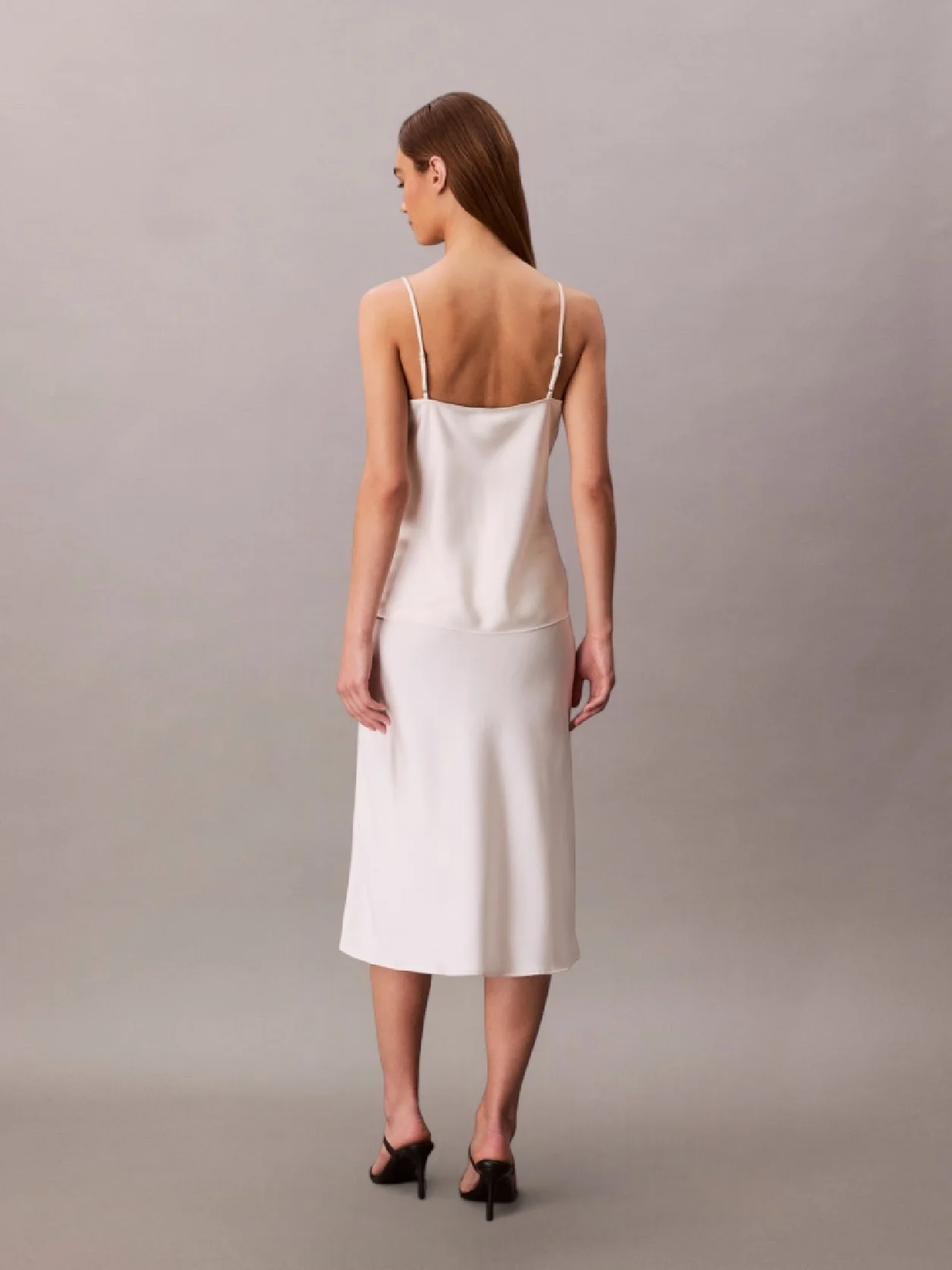 Tofu w/ Black Lace تنورة ساتان بطول متوسط