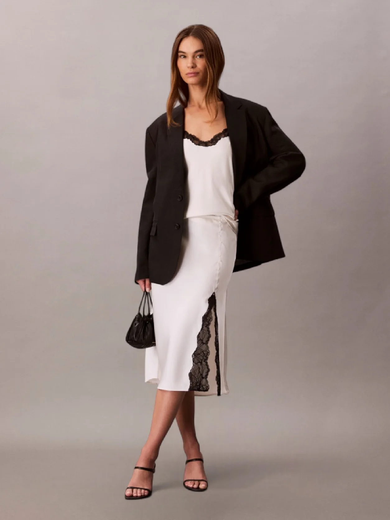 Tofu w/ Black Lace تنورة ساتان بطول متوسط