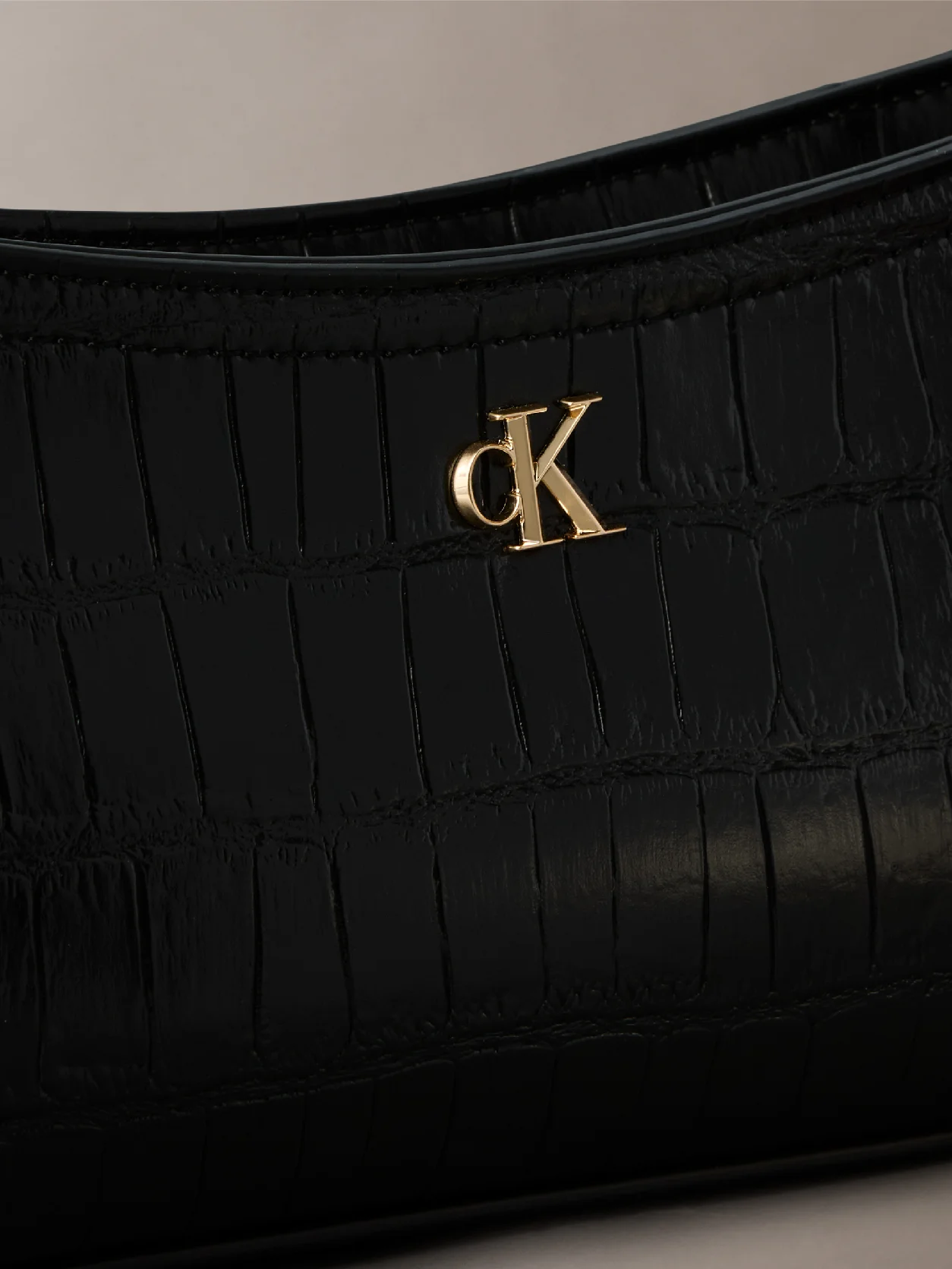 BLACK / ANTIQUE LIGHT GOLD حقيبة كتف صغيرة بتأثير جلد التمساح