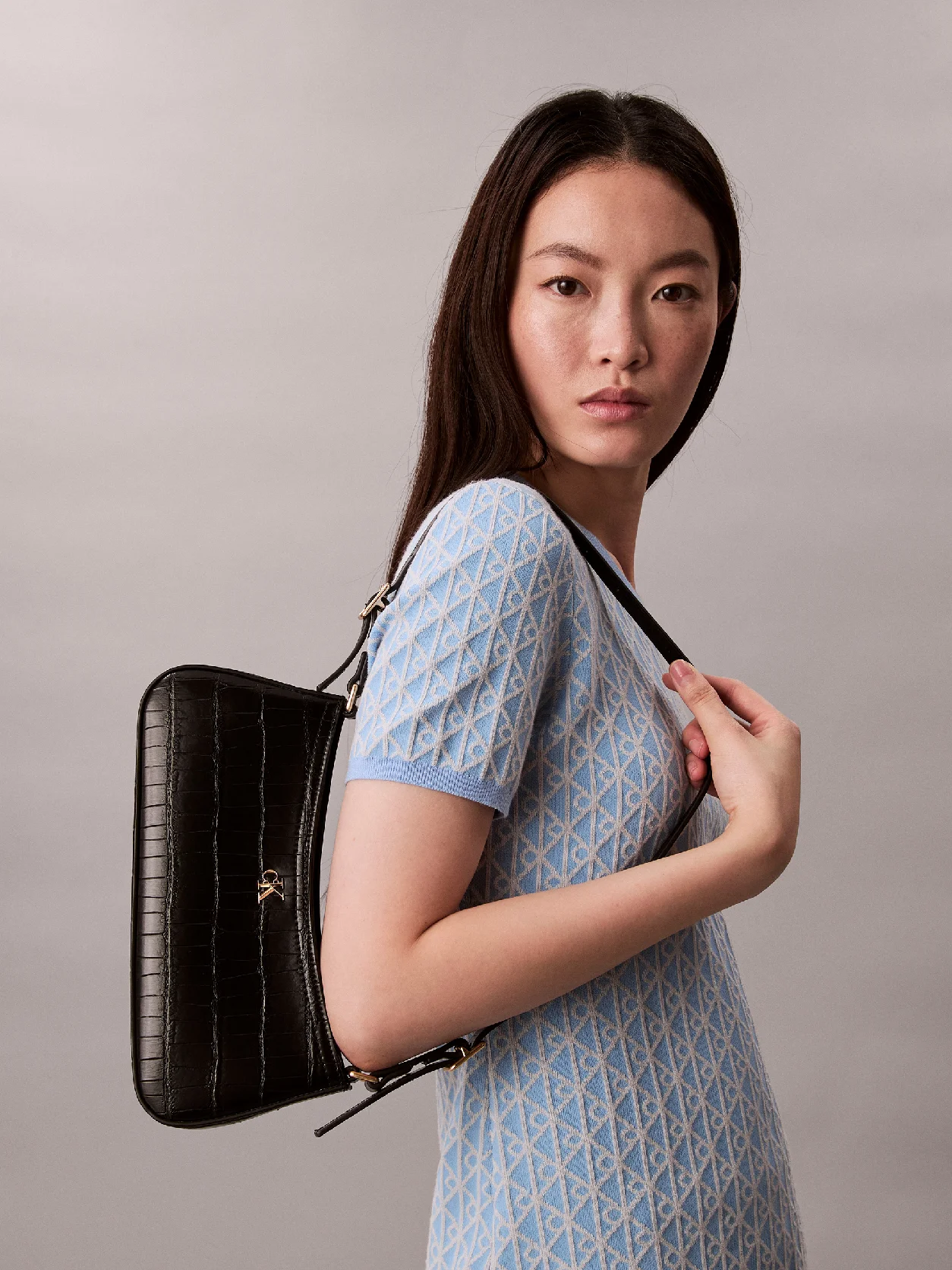 BLACK / ANTIQUE LIGHT GOLD حقيبة كتف صغيرة بتأثير جلد التمساح