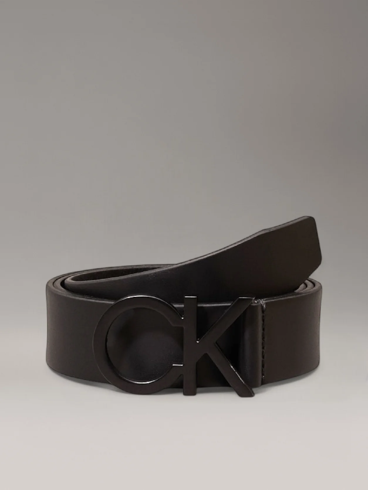 اسود حزام من الجلد مزين بشعار كلفن كلاين