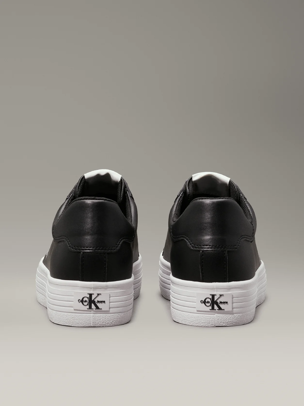 Black حذاء رياضي من الجلد بنعل سميك