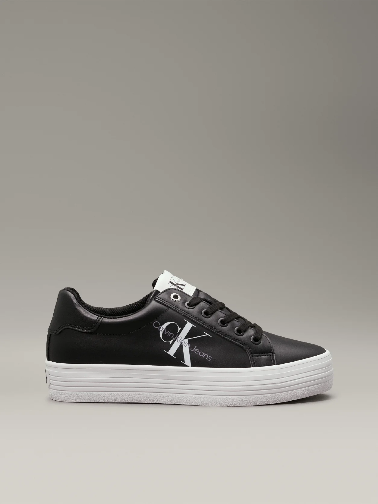 Black حذاء رياضي من الجلد بنعل سميك