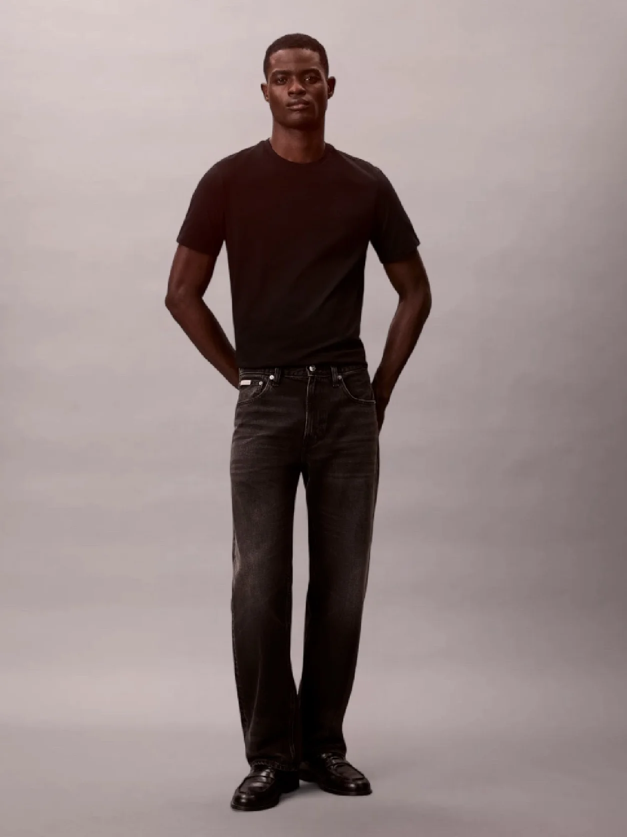 Black تيشرت قطن بشعار مونوغرام