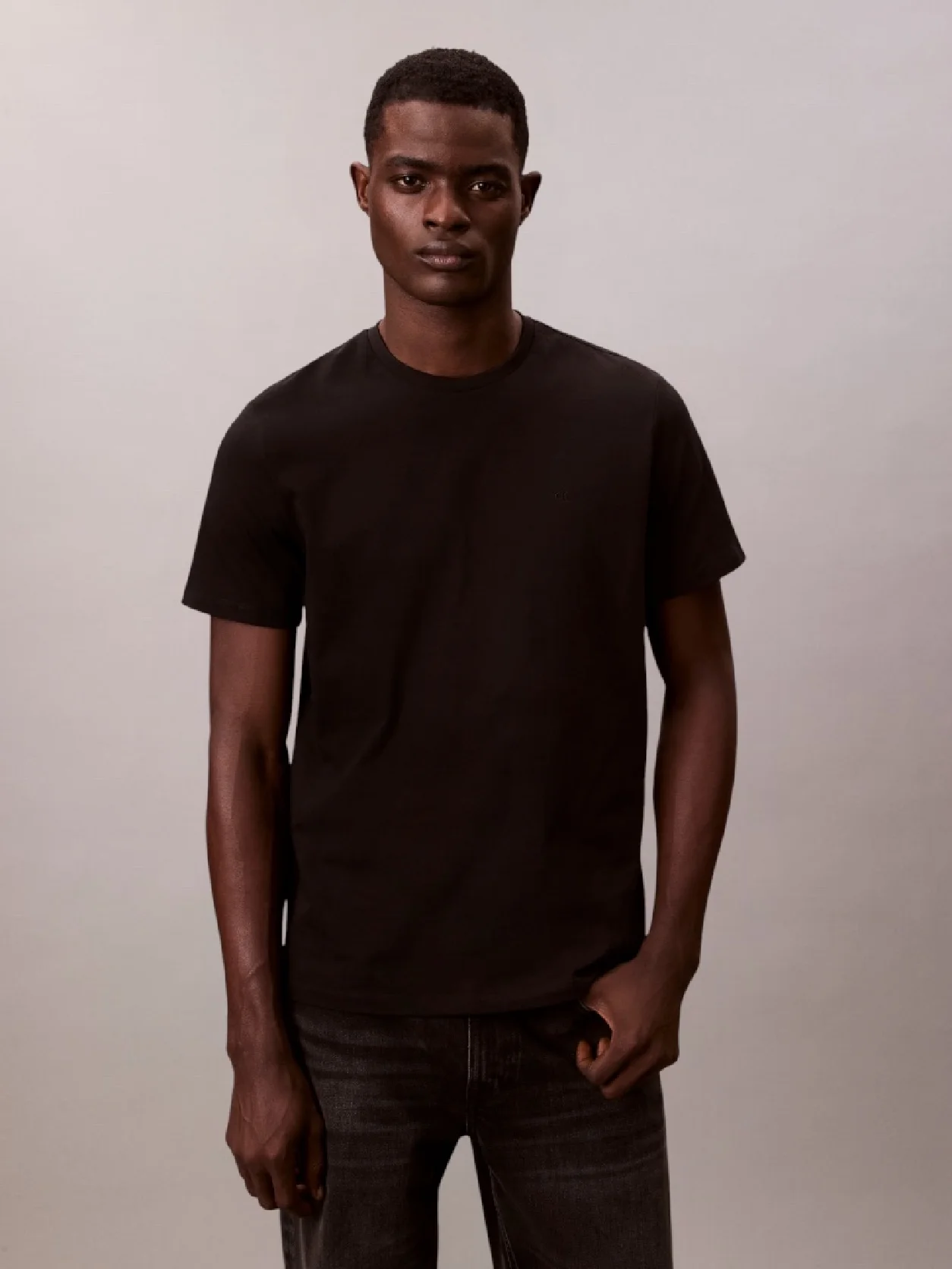 Black تيشرت قطن بشعار مونوغرام