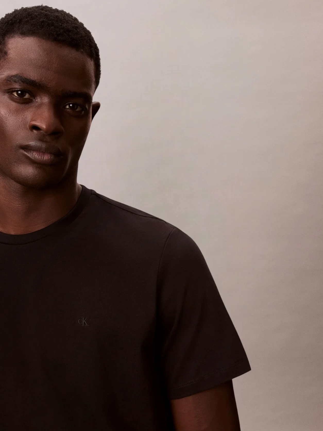 Black تيشرت قطن بشعار مونوغرام