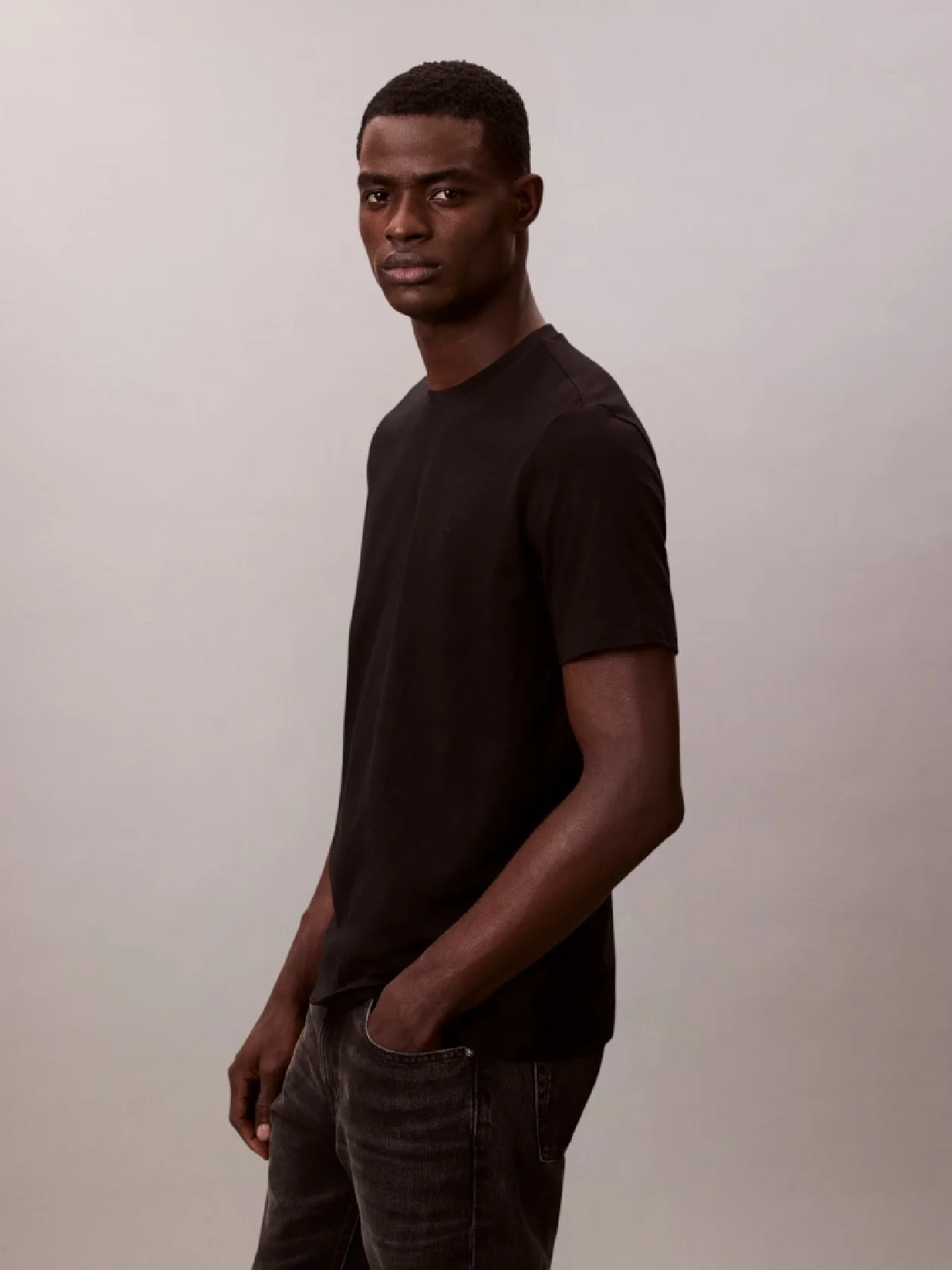 Black تيشرت قطن بشعار مونوغرام