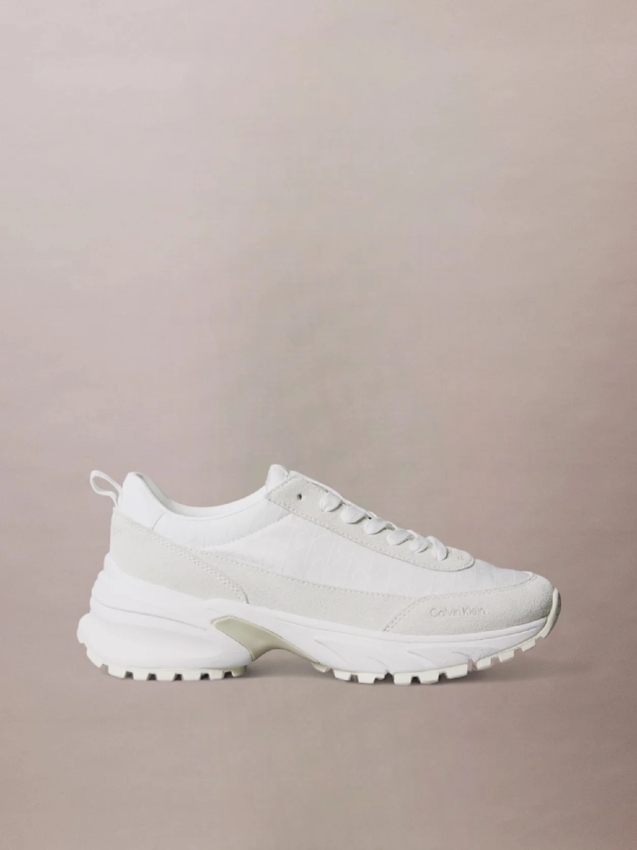 White/Marshmallow/Feather Gray حذاء رياضي من الشامواه والنايلون المزين بشعار كلفن كلاين