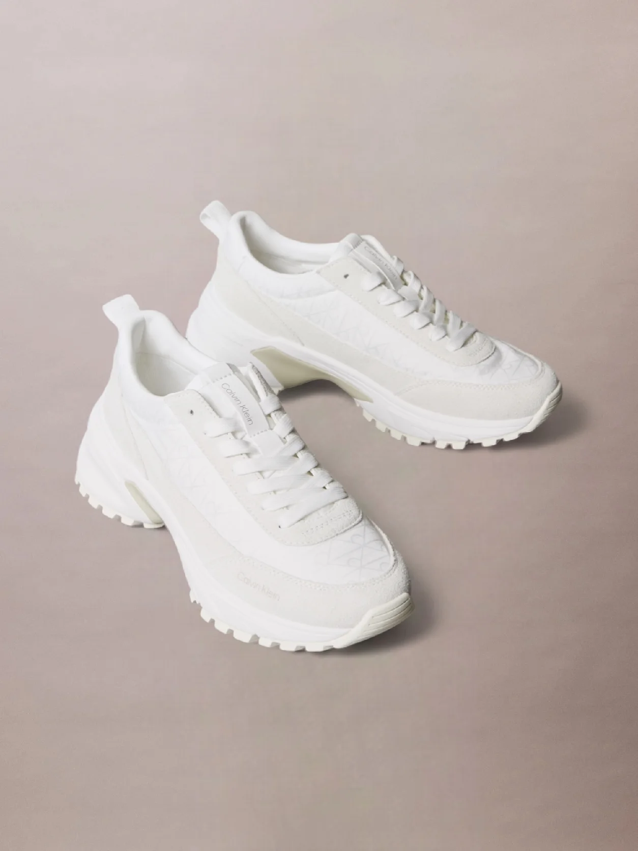 White/Marshmallow/Feather Gray حذاء رياضي من الشامواه والنايلون المزين بشعار كلفن كلاين