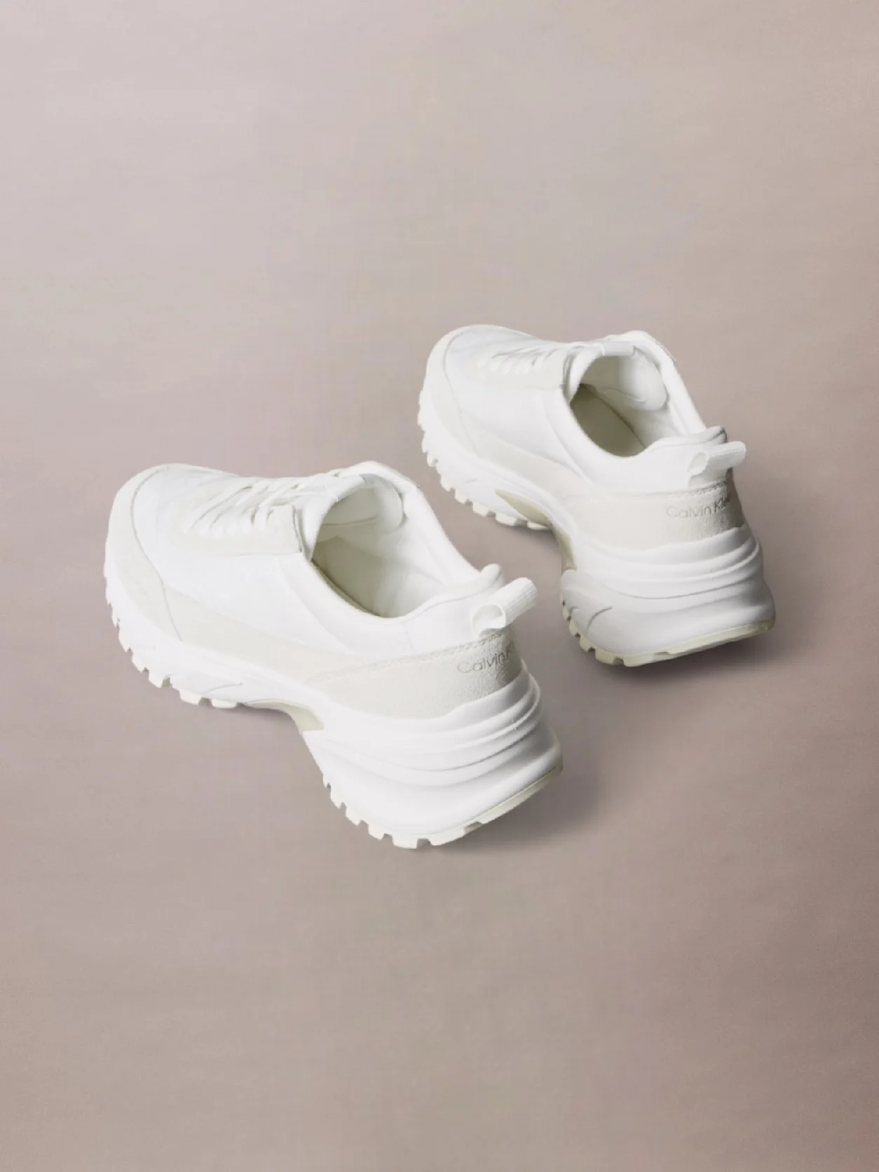 White/Marshmallow/Feather Gray حذاء رياضي من الشامواه والنايلون المزين بشعار كلفن كلاين