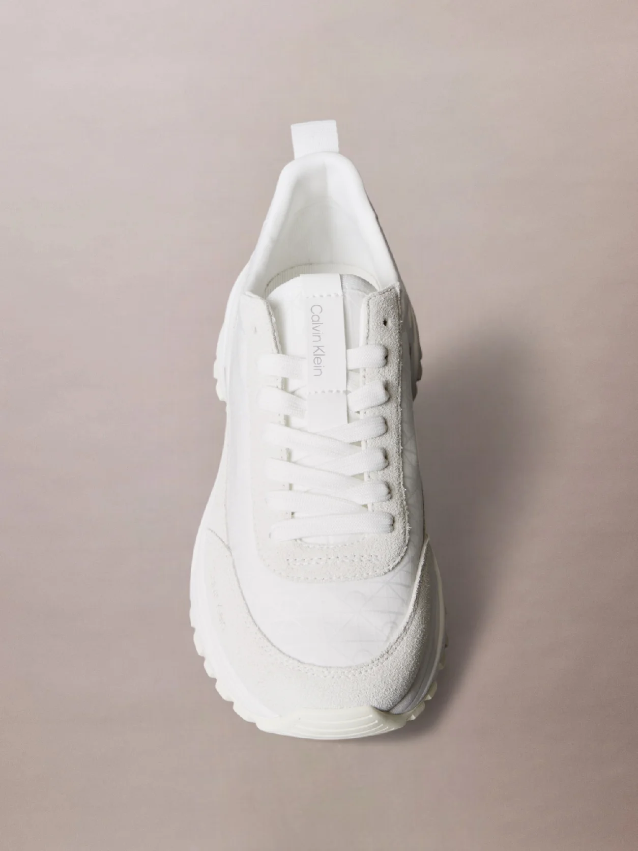 White/Marshmallow/Feather Gray حذاء رياضي من الشامواه والنايلون المزين بشعار كلفن كلاين