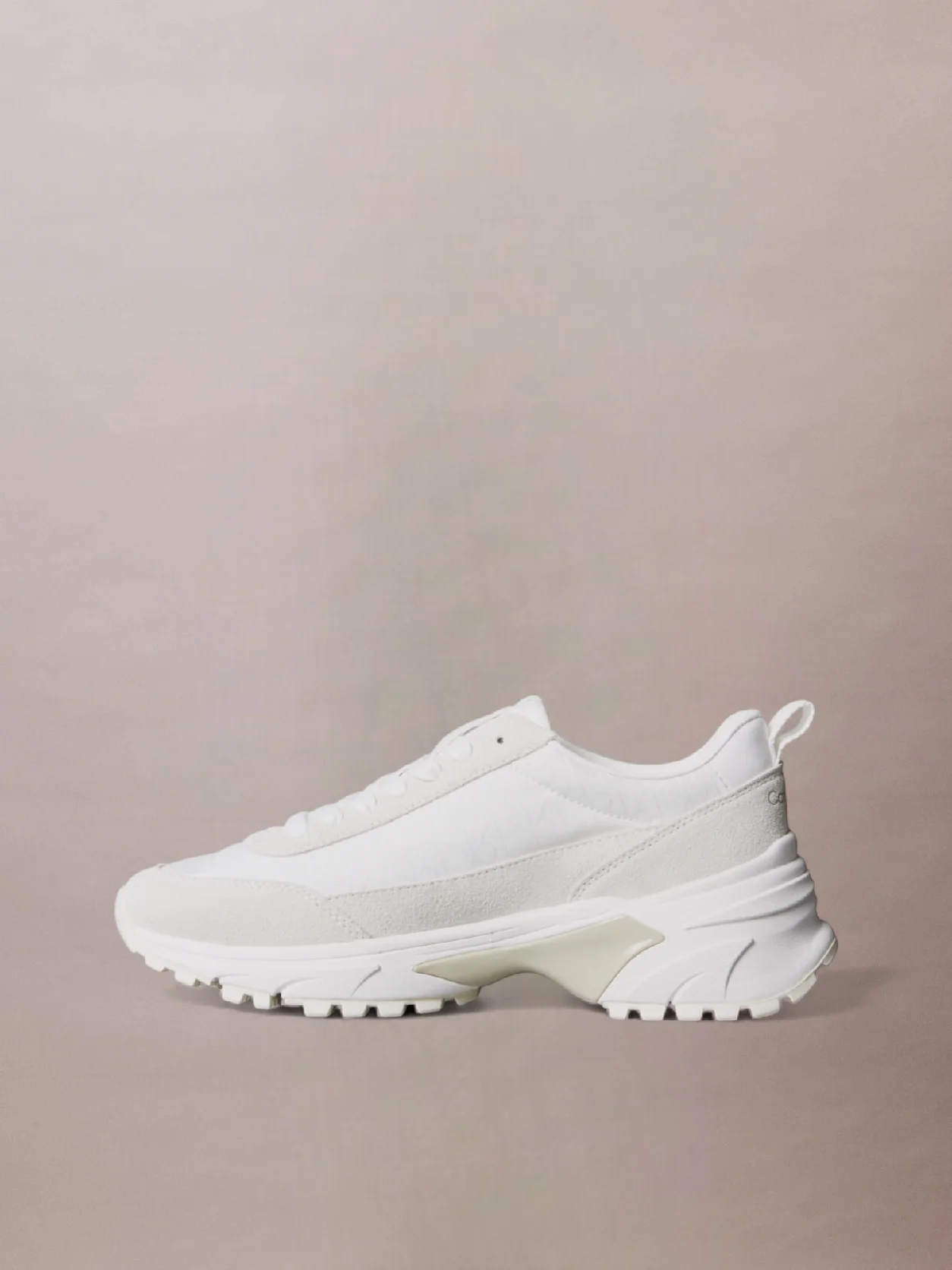 White/Marshmallow/Feather Gray حذاء رياضي من الشامواه والنايلون المزين بشعار كلفن كلاين