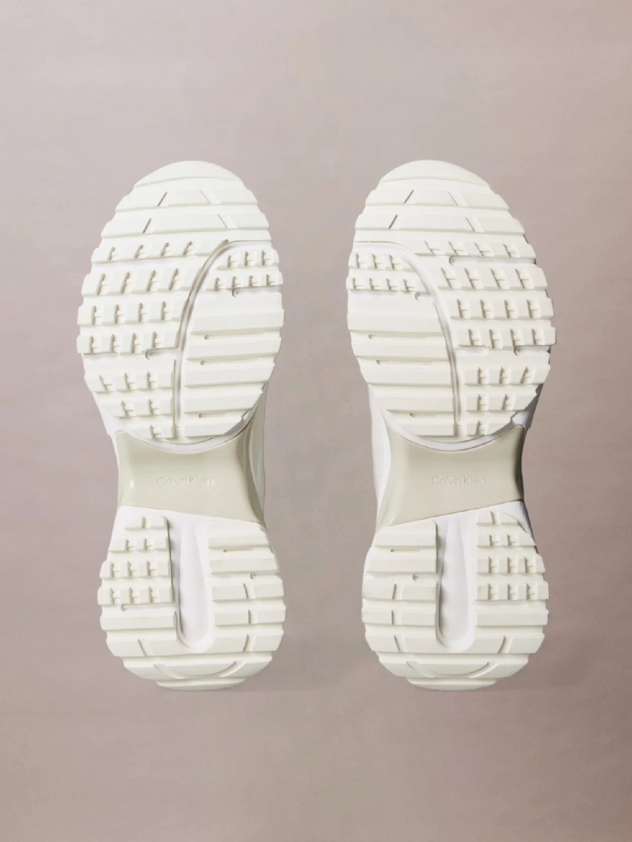 White/Marshmallow/Feather Gray حذاء رياضي من الشامواه والنايلون المزين بشعار كلفن كلاين