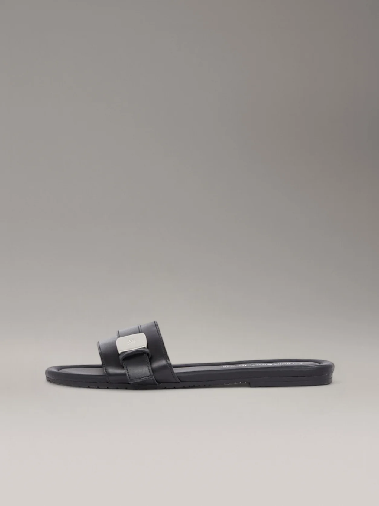 Triple Black صندل من الجلد