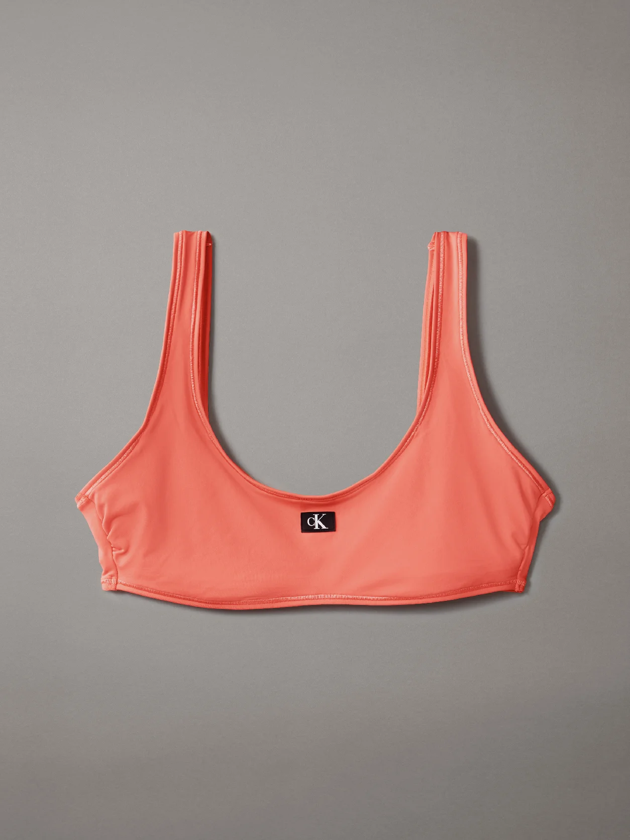 Dazzling Coral قطعة برا بيكيني علوية من تشكيلة CK Monogram