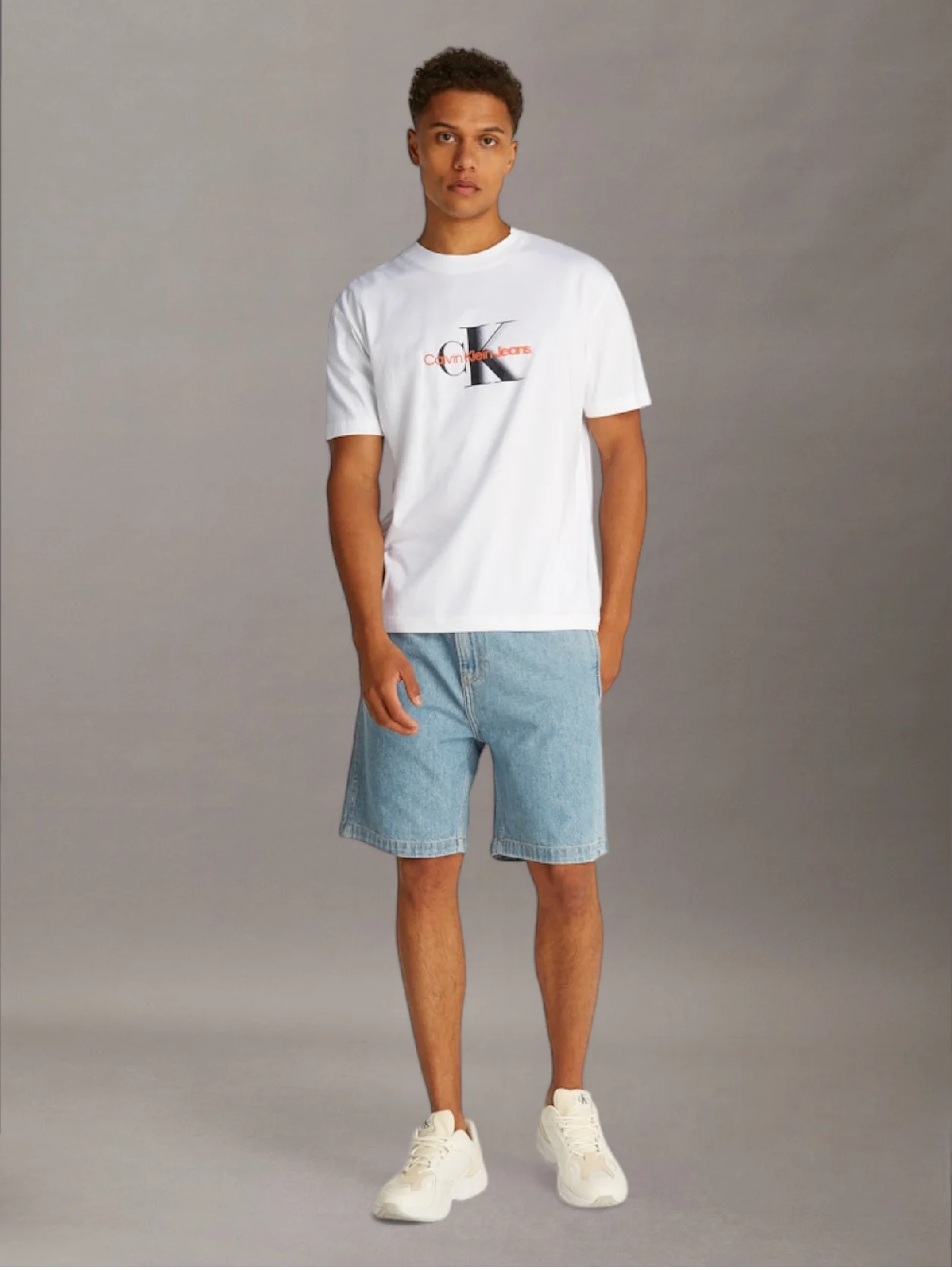  تيشرت مزين بشعار كلفن كلاين