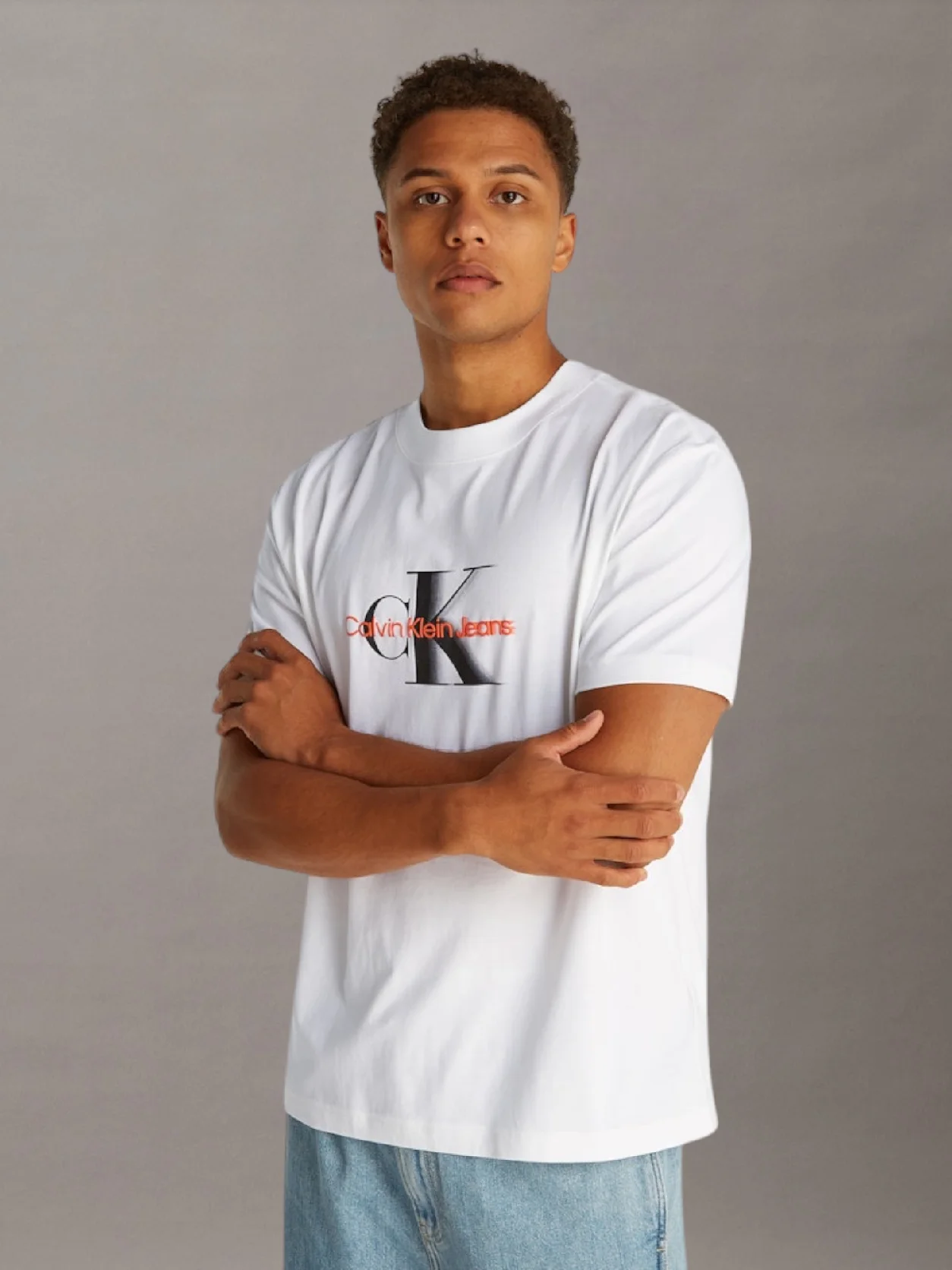  تيشرت مزين بشعار كلفن كلاين