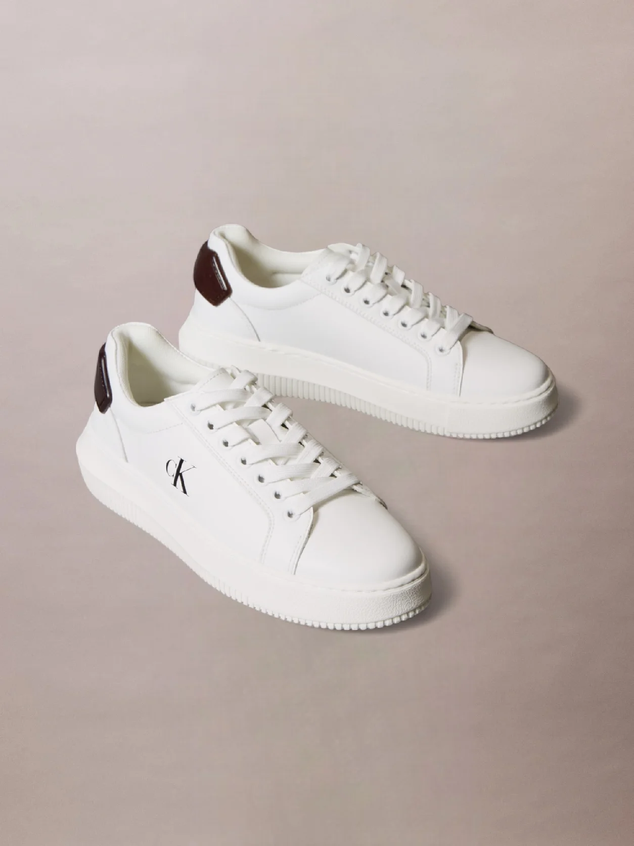 Bright White/Black حذاء رياضي من الجلد