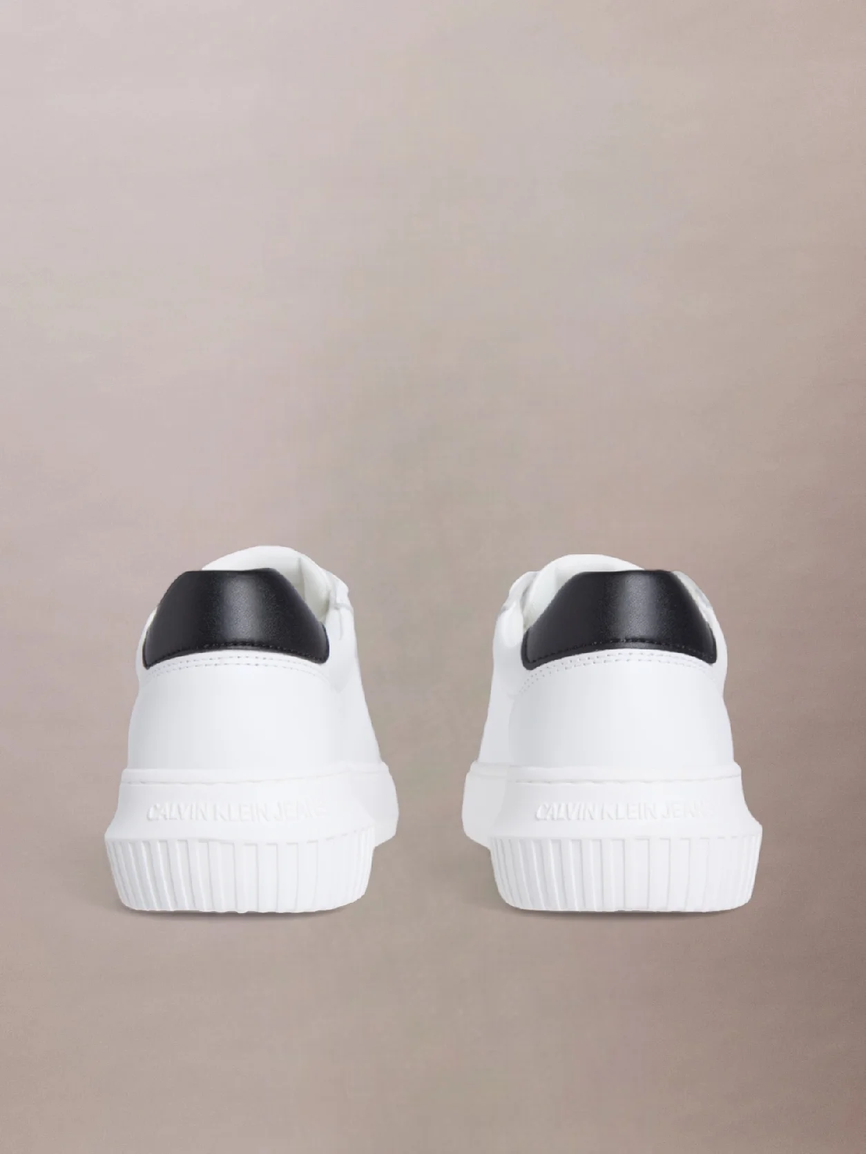 Bright White/Black حذاء رياضي من الجلد