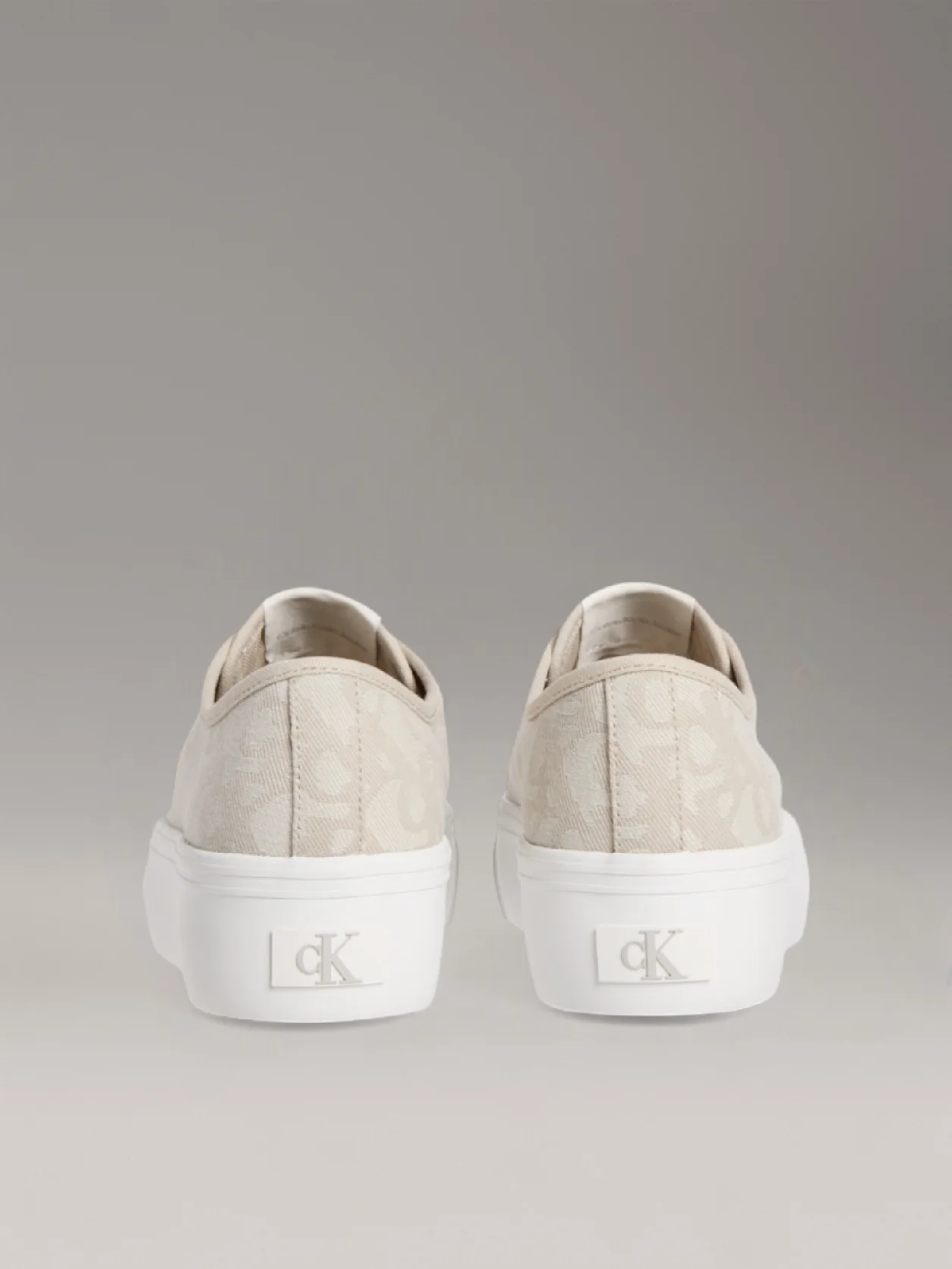 Oyster Gray Logo Aop حذاء رياضي بنعل سميك من الجاكار مزين بشعار كلفن كلاين