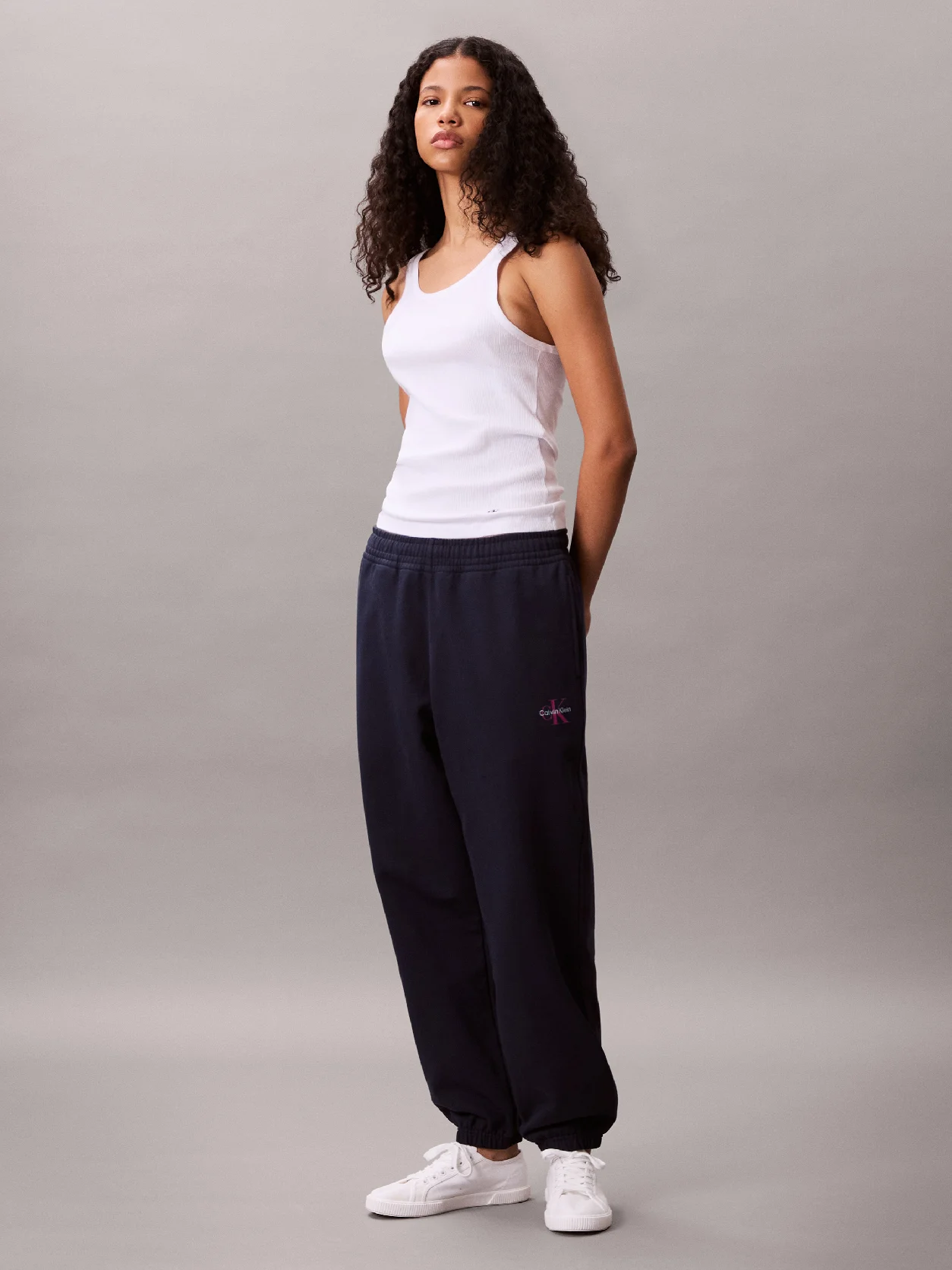 Dark Sapphire بنطال رياضي بقصة مريحة مزين بحروف CK