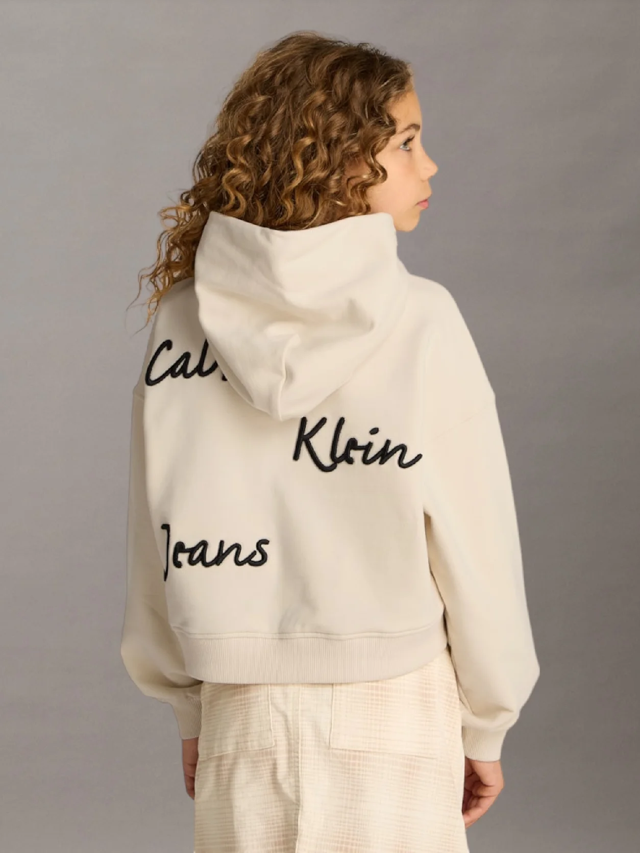 هودي واسع مزين بشعار كلفن كلاين