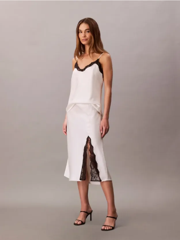 Tofu w/ Black Lace تنورة ساتان بطول متوسط