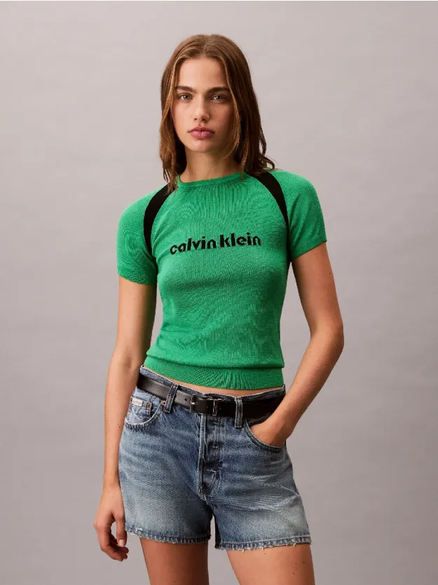 Blossom Green تيشرت بقصة سليم مزين بشعار كلفن كلاين بنمط جرافيك بلون متباين