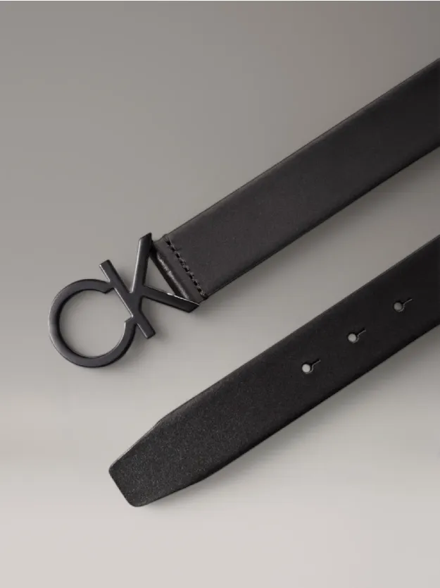 اسود حزام من الجلد مزين بشعار كلفن كلاين