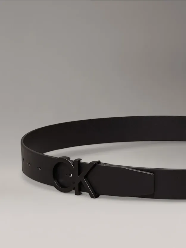 اسود حزام من الجلد مزين بشعار كلفن كلاين