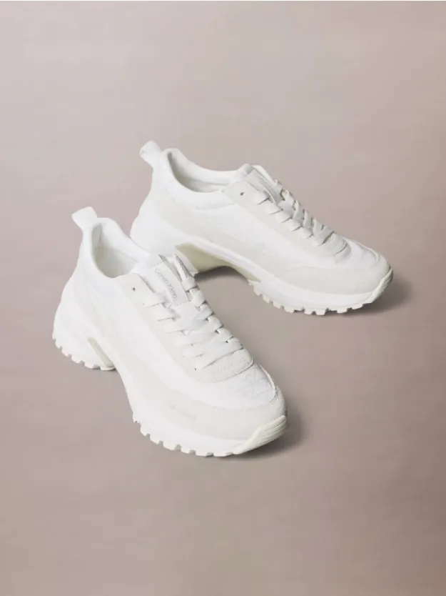 White/Marshmallow/Feather Gray حذاء رياضي من الشامواه والنايلون المزين بشعار كلفن كلاين