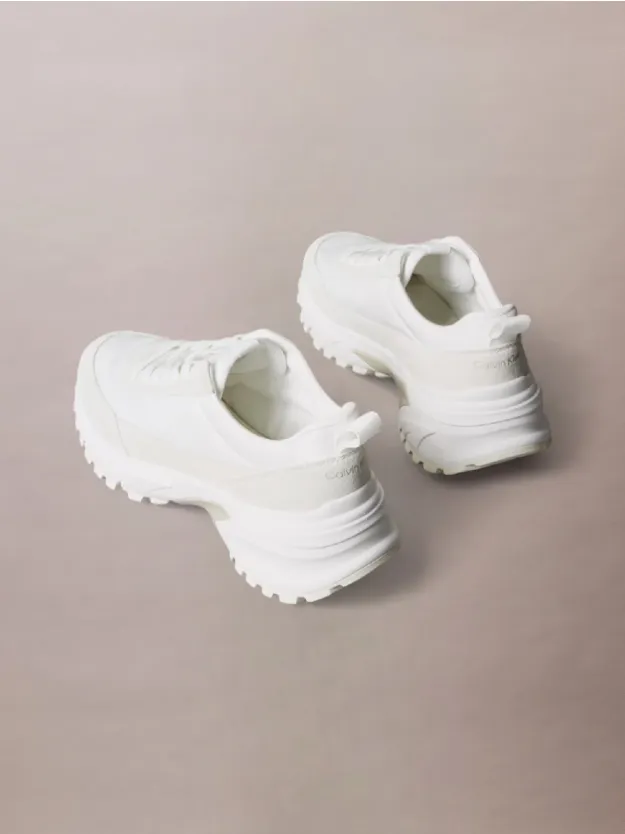 White/Marshmallow/Feather Gray حذاء رياضي من الشامواه والنايلون المزين بشعار كلفن كلاين