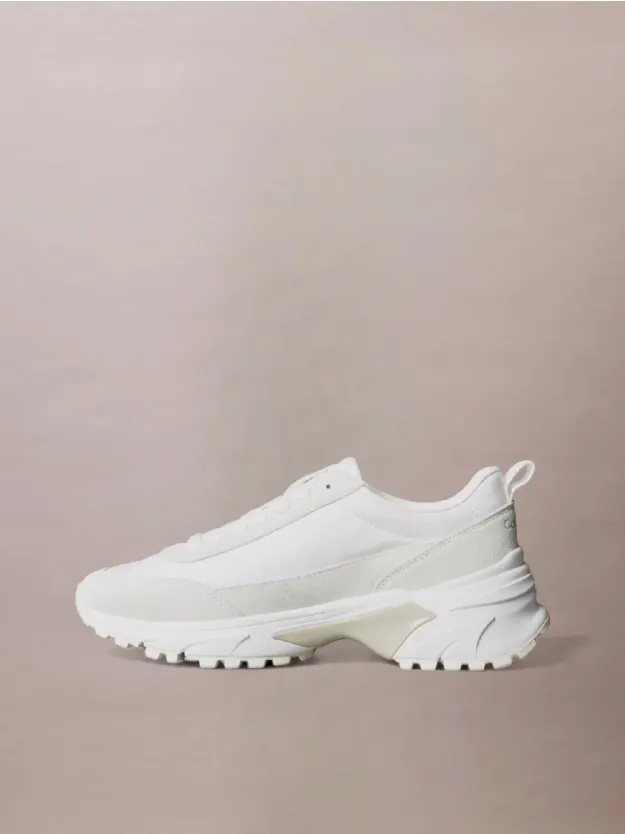 White/Marshmallow/Feather Gray حذاء رياضي من الشامواه والنايلون المزين بشعار كلفن كلاين