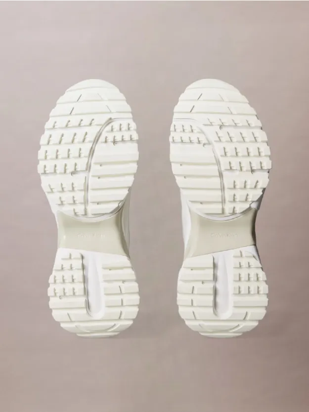 White/Marshmallow/Feather Gray حذاء رياضي من الشامواه والنايلون المزين بشعار كلفن كلاين