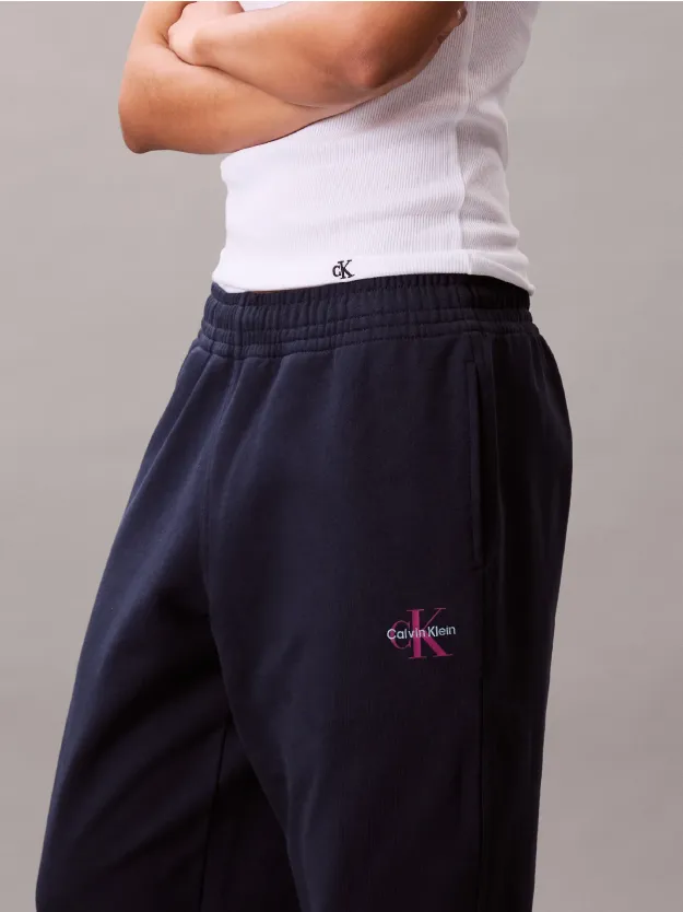 Dark Sapphire بنطال رياضي بقصة مريحة مزين بحروف CK