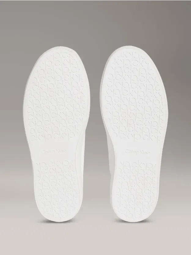 Triple Bright White حذاء رياضي مزين بشعار كلفن كلاين