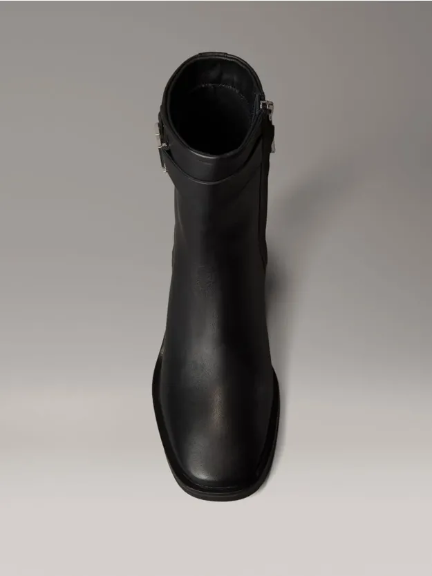 Ck Black حذاء بوت بطول الكاحل من الجلد بمقدمة مربعة ومزود بسحاب