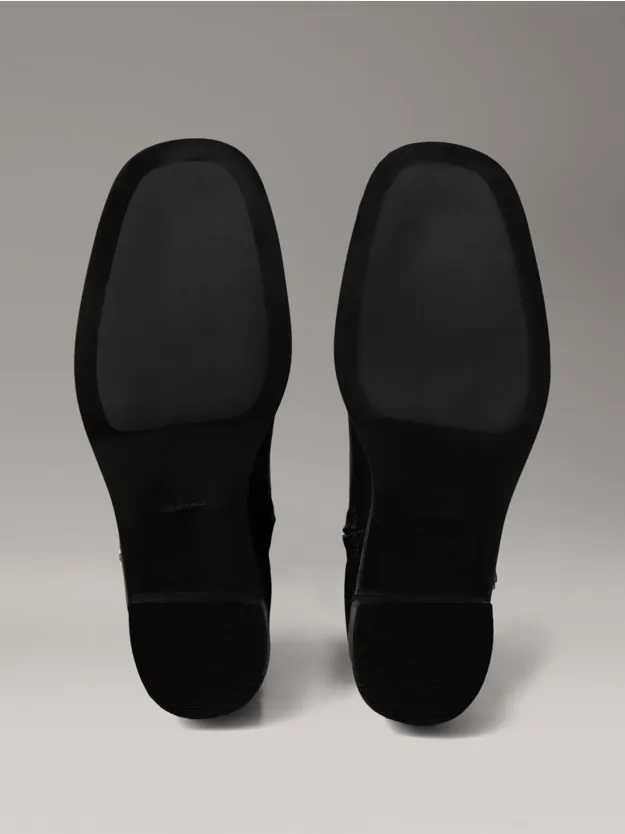 Ck Black حذاء بوت بطول الكاحل من الجلد بمقدمة مربعة ومزود بسحاب