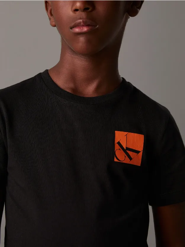 تيشرت مزين بشعار كلفن كلاين