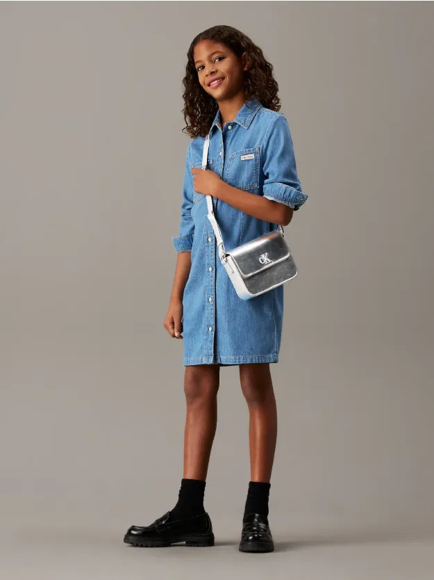  شنطة كروس مزينة بشعار كلفن كلاين للجنسين