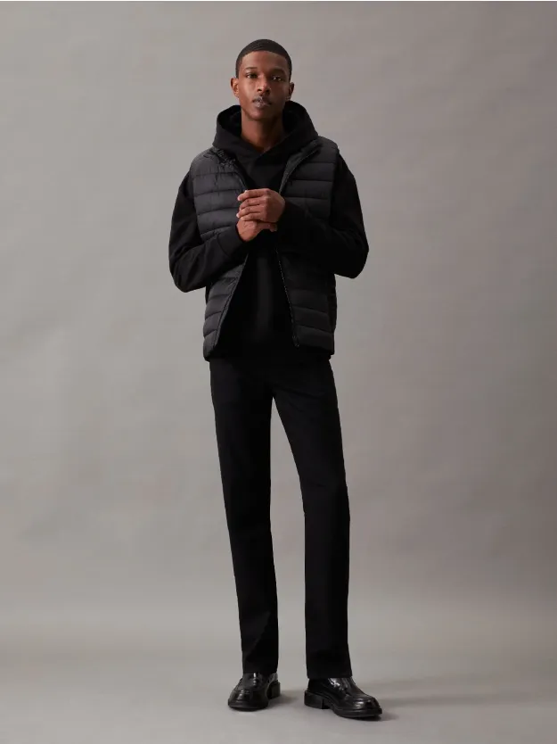 اسود سترة مبطنة بتصميم منتفخ مزينة بشعار كلفن كلاين