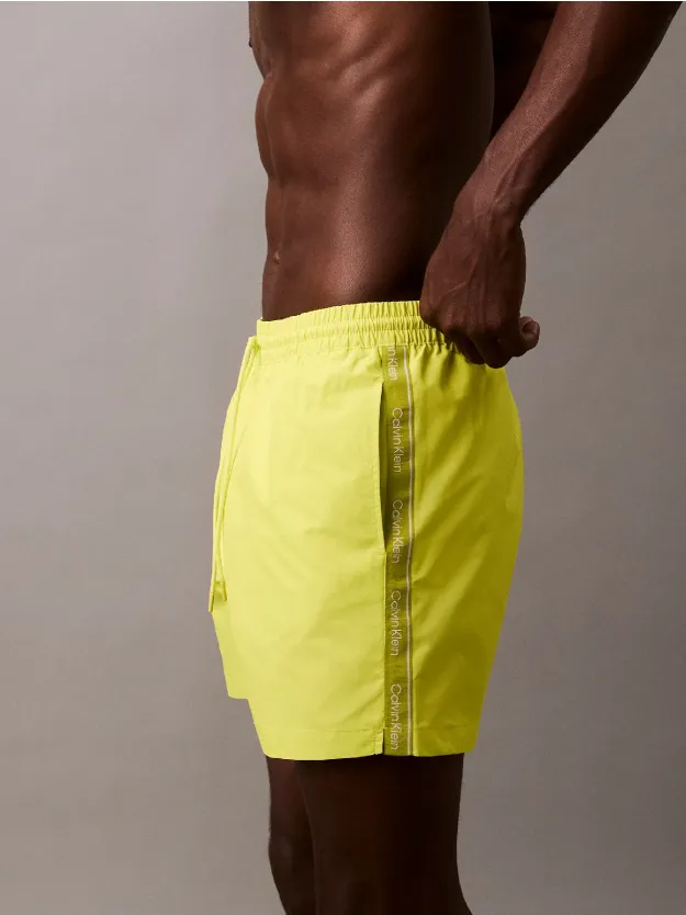 Lemonade Yellow شورت سباحة برباط متوسط الطول - بشريط مزين بشعار كلفن كلاين