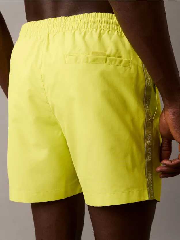 Lemonade Yellow شورت سباحة برباط متوسط الطول - بشريط مزين بشعار كلفن كلاين