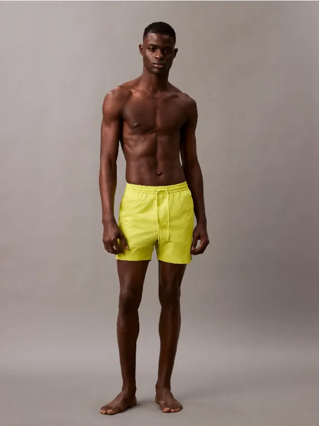 Lemonade Yellow شورت سباحة برباط متوسط الطول - بشريط مزين بشعار كلفن كلاين