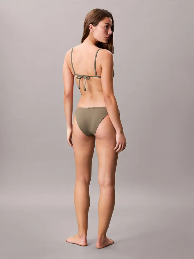 Dusty Olive قطعة بيكيني سفلية برباط جانبي من تشكيلة CK Essentials