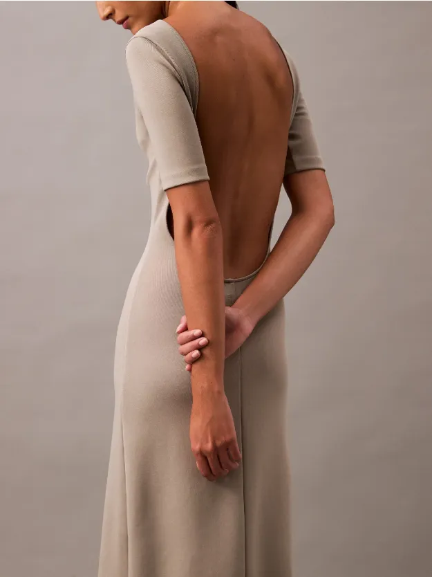البيج فستان من قماش الجيرسيه مكشوف الظهر