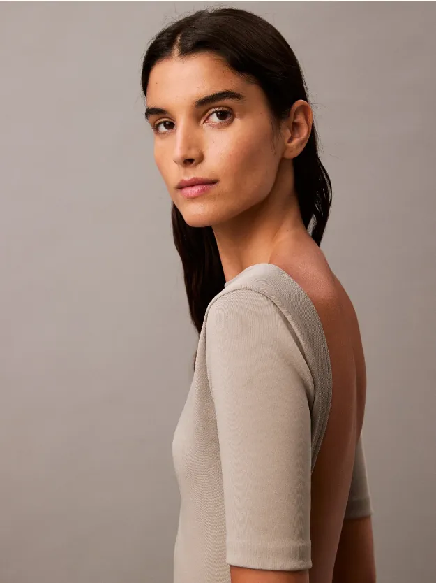 البيج فستان من قماش الجيرسيه مكشوف الظهر