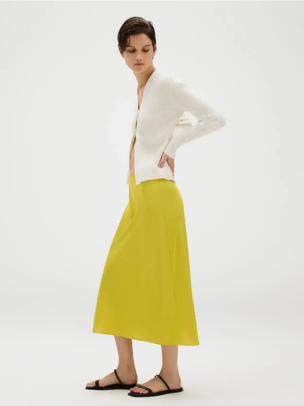 Warm Olive تنورة ساتان متوسطة الطول