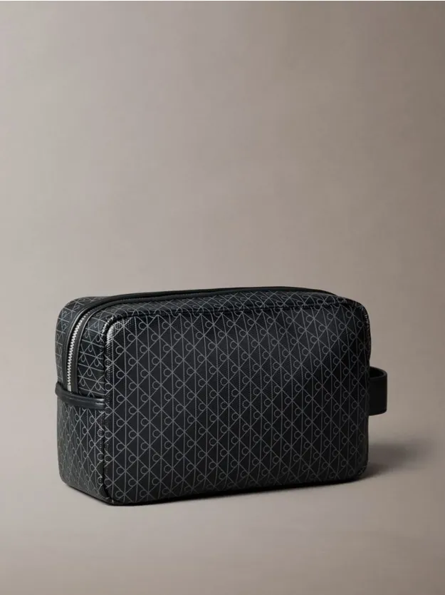 Black شنطة دوب بسحاب مزينة بحروف على كامل التصميم