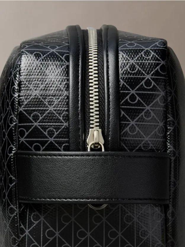 Black شنطة دوب بسحاب مزينة بحروف على كامل التصميم